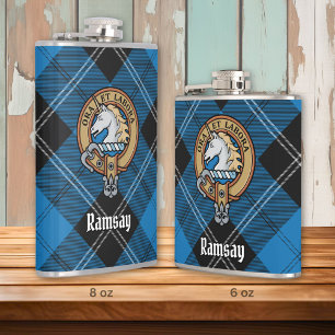 Clan Ramsay Wappen über Blue Hunting Tartan Flachmann