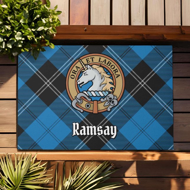 Clan Ramsay Wappen über Blue Hunting Tartan Fußmatte (Von Creator hochgeladen)
