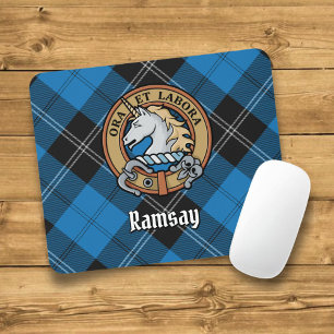 Clan Ramsay Wappen über Blue Hunting Tartan Mousepad