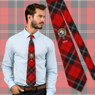 Clan Ramsay Wappen über Red Tartan Krawatte