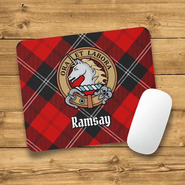 Clan Ramsay Wappen über Red Tartan Mousepad (Von Creator hochgeladen)