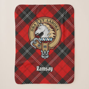 Clan Ramsay Wappen über Red Tartan Sherpadecke