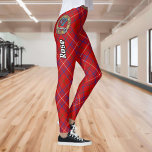Clan Rose Wappen über Tartan Leggings<br><div class="desc">Clan Rose Wappen Abzeichen umgeben von einem Gurt und Schnallen über Tartan Hintergrund. Eigener Text.</div>