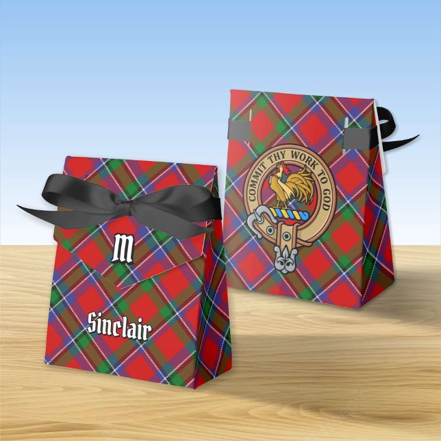 Clan Sinclair Wappen über Red Tartan Geschenkschachtel (Von Creator hochgeladen)