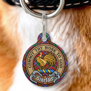 Clan Sinclair-Wappen über rotem Tartan Haustiermarke