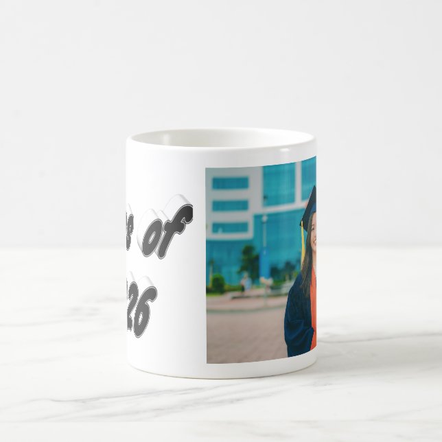 Class of 2026 black typography graduation photo  kaffeetasse (Mittel)