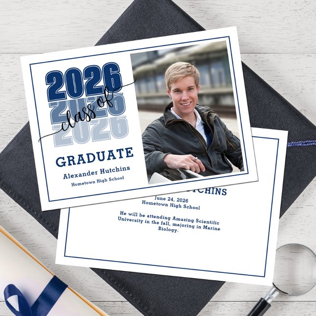 Class of 2026 Navy Blue Modern Bold Photo Grad Ankündigung (Von Creator hochgeladen)