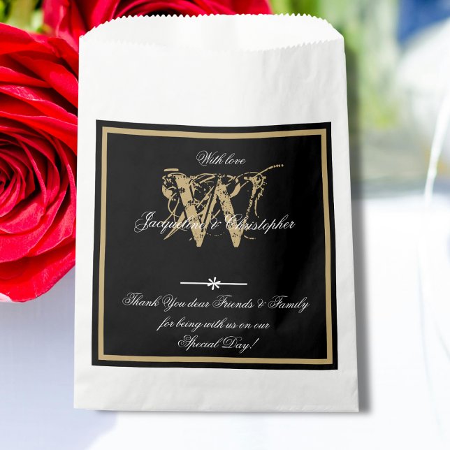 Classic B & W & Gold Monogram + Name Moderner Chic Geschenktütchen (Classic Black, White & Gold Monogram plus Bride and Groom Names - Modern Chic Favor Bag)