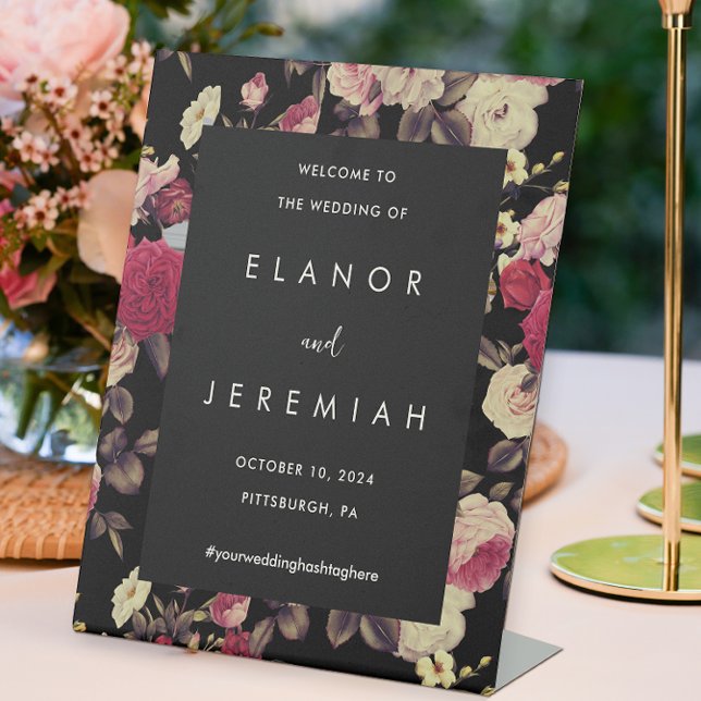 Classic Black Moody Floral Wedding Willkommen Sockelschild (This pretty floral pedestal wedding sign announces your names and wedding date to guests.)