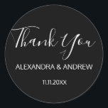 Classic Black & White Script Wedding DANK Runder Aufkleber<br><div class="desc">Fügen Sie diese wunderschönen kleinen Rundumschlag Aufkleber Siegel DANKE IHNEN zu Ihrer Hochzeit danken Ihnen Umschläge oder andere Gegenstände wie Geschenke oder Favoriten. Schönes,  modernes und dennoch elegantes Design mit weißen Schriftzeichen. Die Hintergrundfarbe kann leicht an Ihre Farbtöne angepasst werden. Sie werden sicherlich alle mit diesen beeindrucken!</div>