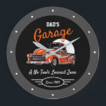 Classic Chevy Truck Garage Vater, jeder Name Schwa Große Wanduhr<br><div class="desc">Vaters oder jede Namensgarage mit 50er Chevy auf schwarzem Hintergrund mit orangefarbenem Drehbuch und grauem Rand. Verwenden Sie einfach die Option Vorlage personalisieren,  um den Text zu ändern. Die sonnige Slogan-Typografie mit jedem Datum. Wählen Sie einfach die Farbe und Größe der Hand aus.</div>