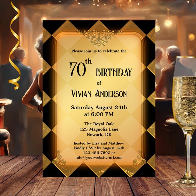 Classic Chic Gold Black Elegante Geburtstag Einladung (Elegant adult birthday party invitation in gold and black with a checkered background)
