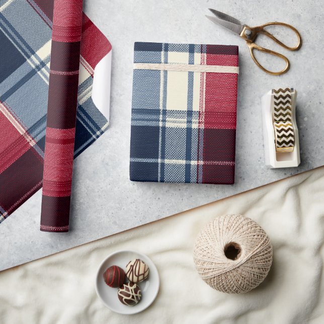 Classic Christmas Blue and Red Plaid Geschenkpapier (Kunsthandwerk)