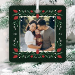 Classic Christmas Floral Frame Photo Ornament Aus Metall<br><div class="desc">This beautiful Christmas photo ornament features a hand drawn floral and greenery frame in classic Christmas colors of red,  green,  and ivory over a dark green background. Works well with many decor themes. Easy to customize with a favorite photo (and also makes a great gift)!</div>