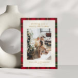 Classic Christmas Red Green Kariert Portrait Foto Feiertagskarte<br><div class="desc">Mit dieser karierten Weihnachtskarte erleben Sie die Wärme und Tradition der Ferien. Das zeitlose Tartan-Design mit seinen durcheinander verlaufenden Linien in Gelb und Dunkelgrün bringt Ihnen eine gemütliche, festliche Touch in Ihre Urlaubssgrüße. Dieser Hintergrund eignet sich hervorragend, um Ihre Lieblingsfamilien zu präsentieren und verleiht Ihren Fotos ein fröhliches und nostalgisches...</div>