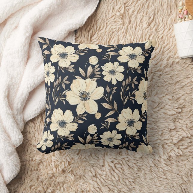 Classic Cream Flowers On Dark Navy Blue Background Kissen (Decke)
