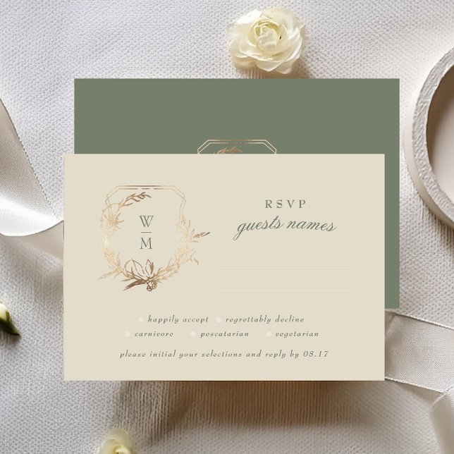 Classic Cream & Sage Monogram Gold Wappen Wedding RSVP Karte (Von Creator hochgeladen)
