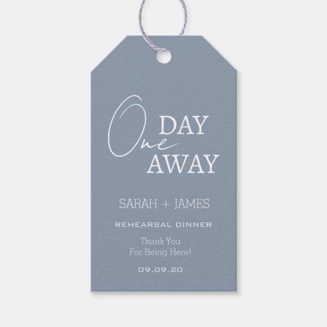 Classic Dusty Blue One Day Away Probe Dinner Geschenkanhänger (Vorderseite)