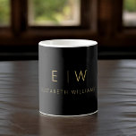 Classic Elegant Black Gold Minimalistisch Monogram Kaffeetasse<br><div class="desc">Erhöhen Sie Ihre Morgenroutine mit unserer Black and Gold Modern Minimalistisch Monogram Name Coffee Tasse. Diese elegante und stilvolle Tasse bringt eine Touch zeitgenössischer Eleganz in Ihr tägliches Kaffeemitual. Mit einem minimalistischen Design in klassischem Schwarz und Weiß, das in der Küche oder im Büro eine vielseitige Ergänzung darstellt. Das herausragende...</div>