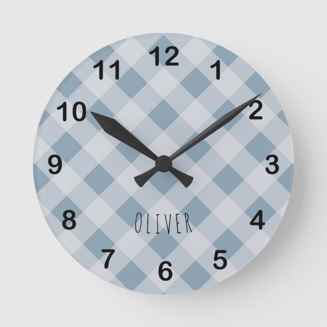 Classic Elegant Blue Gingham Plaid & Custom Name  Runde Wanduhr (Vorderseite)