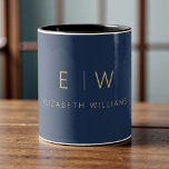 Classic Elegant Navy Blue Gold Minimalistisch Mono Zweifarbige Tasse<br><div class="desc">Stilvoll schlendern Sie mit dieser klassisch eleganten, marineblauen, minimalistisch-monogramm Kaffeemaschine mit zwei Tönen in der Tasse. Mit einem tiefen marineblauen Hintergrund, schlichter Goldtypografie und einem sauberen, modernen Layout verbindet dieser personalisierte Schlamm zeitlose Eleganz mit alltäglicher Funktionalität. Perfekt als Geschenk für Hochzeiten, Jubiläen, Firmenveranstaltungen oder jeden, der mit Monogramm Trinkbehälter Lieben...</div>