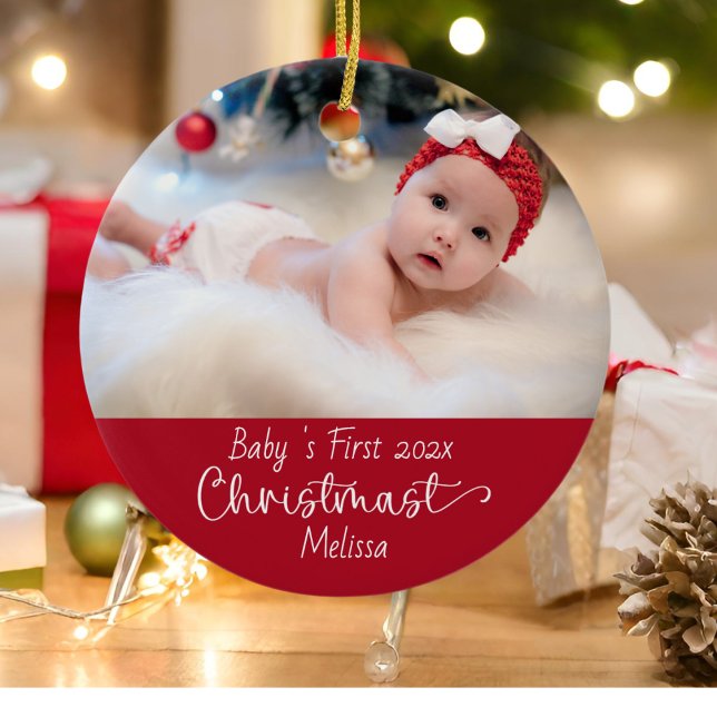 Classic Elegant Red Baby's First Christmas Foto Keramik Ornament (Von Creator hochgeladen)