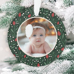 Classic Floral Frame Baby's First Christmas Ornament<br><div class="desc">Dieses wunderschöne Baby's First Christmas Foto-Ornament besticht durch ein handgezeichnetes Blumenmuster und ein grünes Interieur in den klassischen Weihnachtsfarben Rot, Grün und Elfenbein auf einem dunkelgrünen Hintergrund. Ein kleines Elfenbeinrahmen ermöglicht es Ihrem Foto, sich vor dem Hintergrund zu positionieren. Die Rückseite enthält Vorlagen zur einfachen Personalisierung. Ideal für Ihr neues...</div>