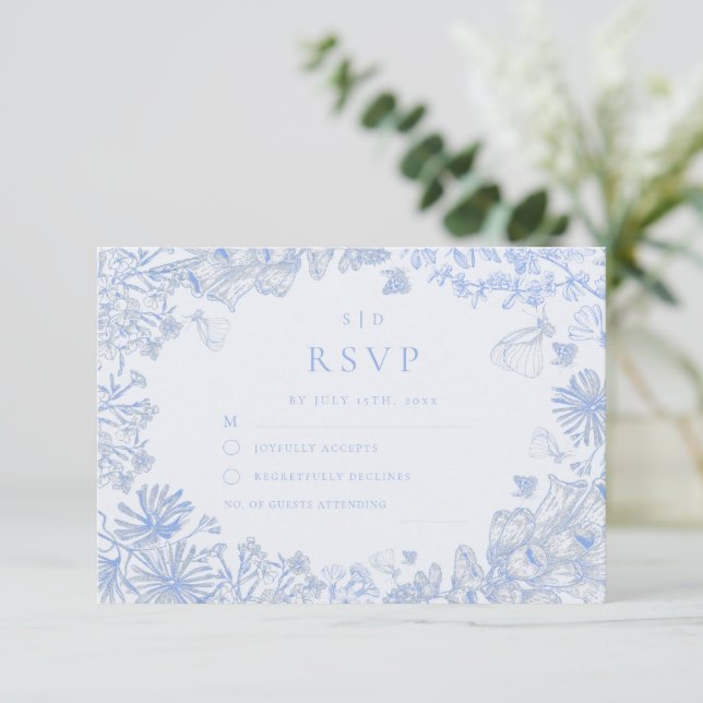 Classic French Blue White Floral Wedding RSVP Karte (Stehend Vorderseite)