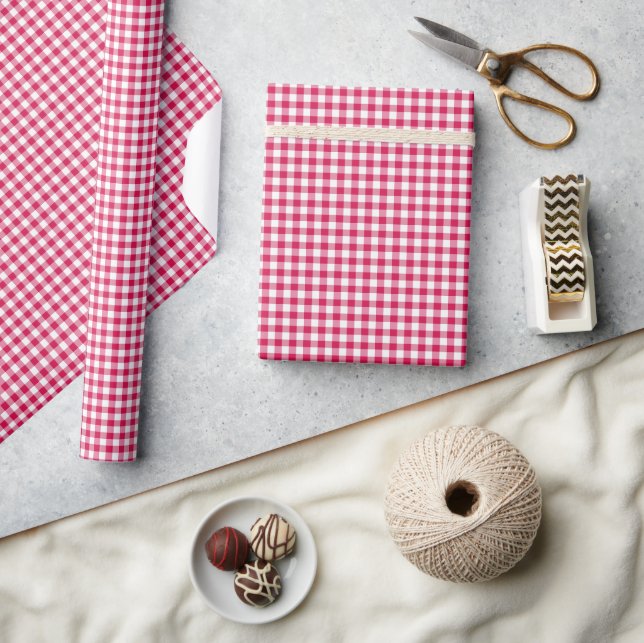 Classic Gingham Raspberry Geschenkpapier (Kunsthandwerk)