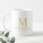 Classic Gold Personalisiert Trauzeuge Kaffeetasse<br><div class="desc">Klassische Geschenke für Personalisierten Trauzeuge mit personalisierten Monogramm,  Trauzeugen Name und Titel im klassischen Serif-Schriftart-Stil. Auch perfekt für Trauzeuge,  Vater der Braut und mehr. Bitte beachten Sie: Die Details der Folie werden im Kunstwerk simuliert. Bei der Herstellung dieses Produktes wird keine Folie verwendet.</div>