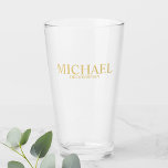 Classic Gold Personalisiert Trauzeugen Glas<br><div class="desc">Klassischer Personalisierter Trauzeugen Glass mit dem Namen des personalisierten Trauzeugen mit dem Titel im klassischen Serif-Schriftart. Auch perfekt für Trauzeuge,  Vater der Braut und mehr. Bitte beachten Sie: Die Details der Folie werden im Kunstwerk simuliert. Bei der Herstellung dieses Produktes wird keine Folie verwendet.</div>