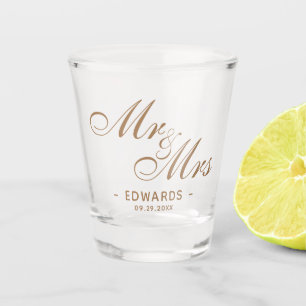 Classic Gold Script Mr. und Mrs. Wedding Souvenir Schnapsglas