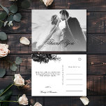 Classic Gothic Black Wedding Foto Vielen Dank Postkarte<br><div class="desc">Die zeitlose Faszination unseres klassisch-gotischen Black Wedding Fotos Danke Postcard Design, wo Eleganz und Eleganz auf das Ätherische trifft. Eine bezaubernde Touch dunkler Romantik, die mit faszinierenden botanischen Motiven geschmückt ist und schwarze Hintergründe mit üppigen Pionieren und zarten Rose aufweist, die eine stimmungsvolle Eleganz ausstrahlen, die perfekt für Ihren besonderen...</div>
