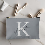 Classic Gray Monogram Bridesmaid-Geschenk Zubehörtasche<br><div class="desc">Eine Kosmetiktasche mit individuellem Design,  die klassisch modernes Monogramm mit individuellem Initial- und Namensvordruck enthält.</div>