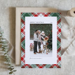 Classic Green Kariert Pattern Frohe Weihnachten Fo<br><div class="desc">Senden Sie Weihnachtsgrüße mit dieser klassischen karierten Frohen Weihnachts-Foto-Flachkarte. Es zeichnet sich durch ein klassisches kariertes,  grünes,  weißes und rotes Muster aus. Personalisieren Sie durch das Hinzufügen eines Fotos,  Name,  Feriengruß,  Jahr und Nachricht. Diese karierte Weihnachtskarte ist in anderen Farben erhältlich.</div>