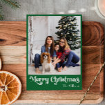 Classic Green Merry Christmas Vertical Foto Feiertagskarte<br><div class="desc">Feiern Sie die Saison mit dieser einzigartigen, klassisch grünen Merry Weihnachten vertikalen Foto-Urlaubskarte mit einer Touch von Vintagem Charme. Das minimalistische Design präsentiert eine elegante grüne Farbpalette, die den gemütlichen Geist des Winters widerspiegelt. Seine moderne und lustige Anziehungskraft, gepaart mit der traditionellen Formulierung, schafft ein perfektes Gleichgewicht zwischen Kühnheit und...</div>