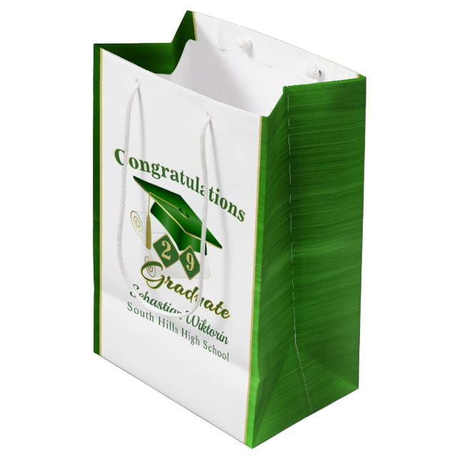 Classic Green und Gold Personalisiert Abschluss Mittlere Geschenktüte (Vorderseite Schrägansicht)