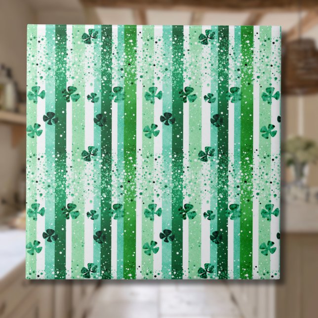 Classic Green White Vertical Stripes Shamrocks Fliese (Von Creator hochgeladen)