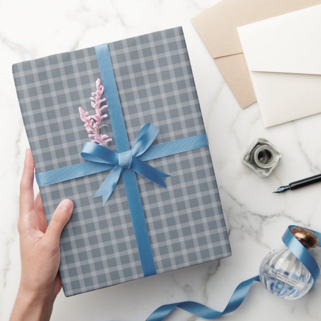 Classic Holiday Blue Gingham Elegantes Kariertes G Geschenkpapier (Schenken)
