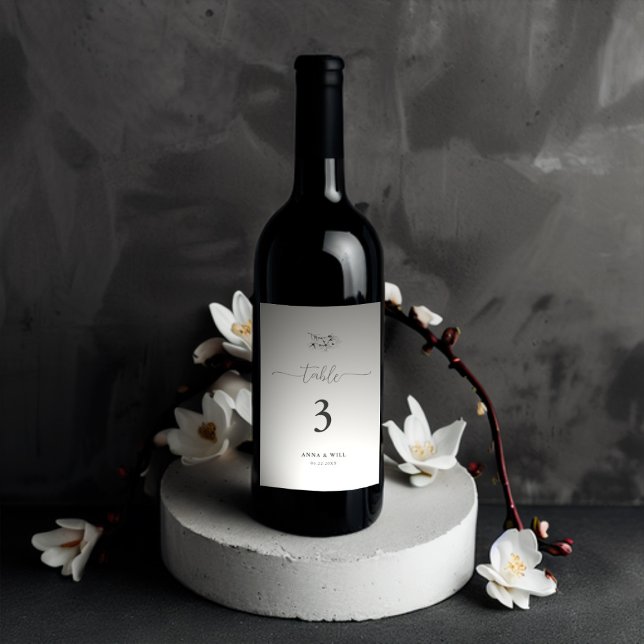 Classic Magnolia Schwarz-weiß Elegante Hochzeit Weinetikett (Classic Magnolia Wedding Wine Bottle Table Number Black and White Calligraphy Elegant Classy Simple)