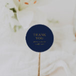 Classic Minimal Navy Blue Gold Vielen Dank für Ihr Runder Aufkleber<br><div class="desc">Dieses klassische marineblau-blaue Minimal-Gold dank Hochzeit klassischen Rundaufkleber ist ideal für eine einfache moderne romantische und elegante Hochzeit. Die dunkelmarineblaue Farbpalette und die minimale Vintage Typografie verleihen ihr eine elegante formale Touch. Das Design ist flexibel und eignet sich perfekt für einen zeitgenössischen Abend, Frühjahr, Herbst, Sommer oder Winterhochzeit. Behalt es...</div>