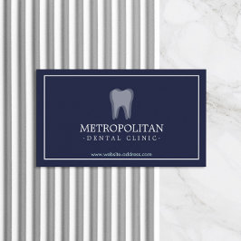 Classic Modern Dentist Tooth Logo auf Navy Blue Visitenkarte