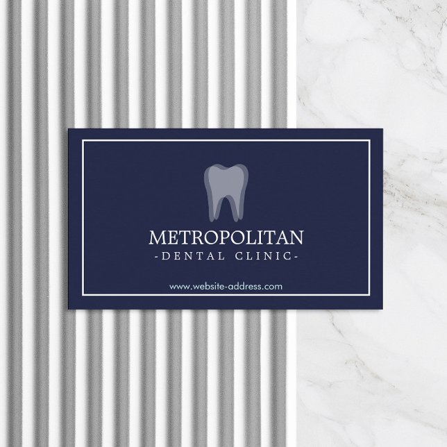 Classic Modern Dentist Tooth Logo auf Navy Blue Visitenkarte (Von Creator hochgeladen)