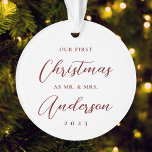 Classic Modern First Christmas als Mrs. Foto Ornament<br><div class="desc">Maßgeschneiderte Weihnachtsschmuck mit moderner Handkalligraphie "Unser 1. Weihnachten".</div>
