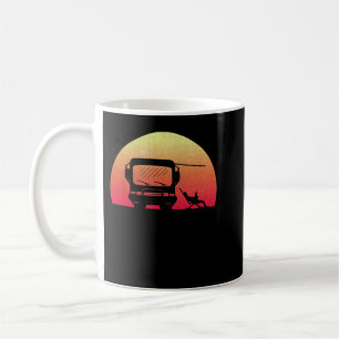 Classic Motorhome bei Sunset mit dem Besitzer sitz Kaffeetasse