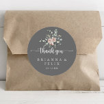 Classic Pink Rose Gray Danke Gastgeschenk Hochzeit Runder Aufkleber<br><div class="desc">Dieser klassisch rosa Rosengraut-Gastgeschenk Hochzeit-Klassiker rundet den Ton perfekt für eine rustikale Hochzeit ab. Das Design besticht durch elegante Aquarelltöne, rosa Rosen und grünes Blattwerk, die sich perfekt zu wunderschönen Bouquets mit grauem Hintergrund zusammensetzen. Machen Sie den Aufkleber mit Ihren eigenen Namen, der Veranstaltung (falls zutreffend) und dem Datum versehen....</div>
