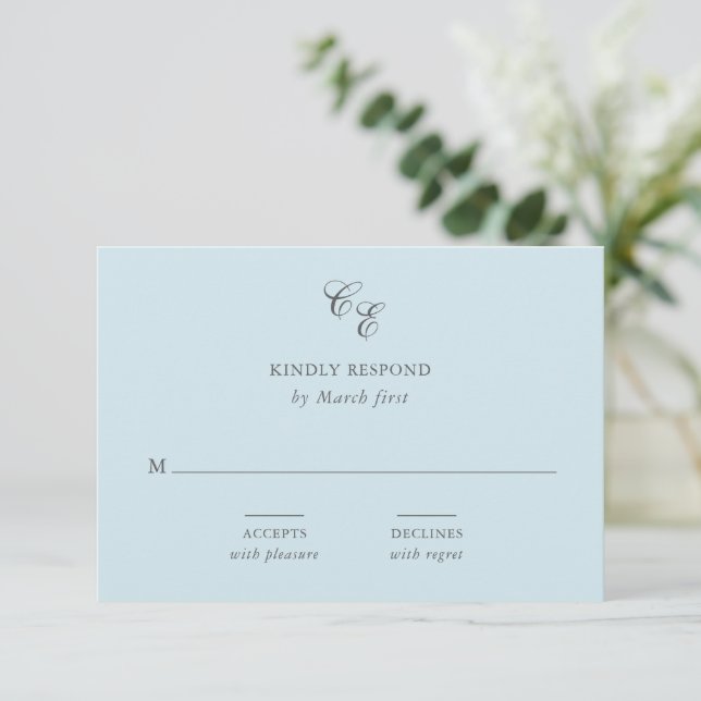 Classic Powder Blue Monogram Elegant Wedding RSVP Karte (Stehend Vorderseite)