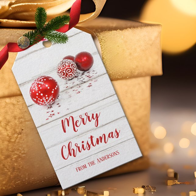 Classic Red Baubles and Stars Frohe Weihnachten Geschenkanhänger (A classic and festive Christmas gift tag featuring red Christmas baubles on rustic white wood)