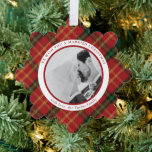 Classic Red Kariert Christmas Foto Ornament Card<br><div class="desc">Verbringen Sie einen zeitlosen Urlaubsstil mit unserer klassischen Weihnachtskollektion in einem karierten, roten und grünen Design. Diese Designs sind perfekt geeignet, um feierlichen Beifall zu vermitteln, und rufen Wärme und Nostalgie hervor. Ideal für Karten, Einladungen und saisonale Dekoration. Personalisieren Sie jedes Objekt, um Ihren Feierlichkeiten eine gemütliche, klassische Touch hinzuzufügen....</div>