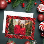 Classic Red Kariert Tartan Weihnachts-Foto Feiertagspostkarte<br><div class="desc">Ein klassisches kariertes Tartan-Muster hinter Ihrem horizontalen Foto für eine festliche,  traditionelle Weihnachtspostkarte. Einfache und schöne Weihnachtspostkarten.</div>